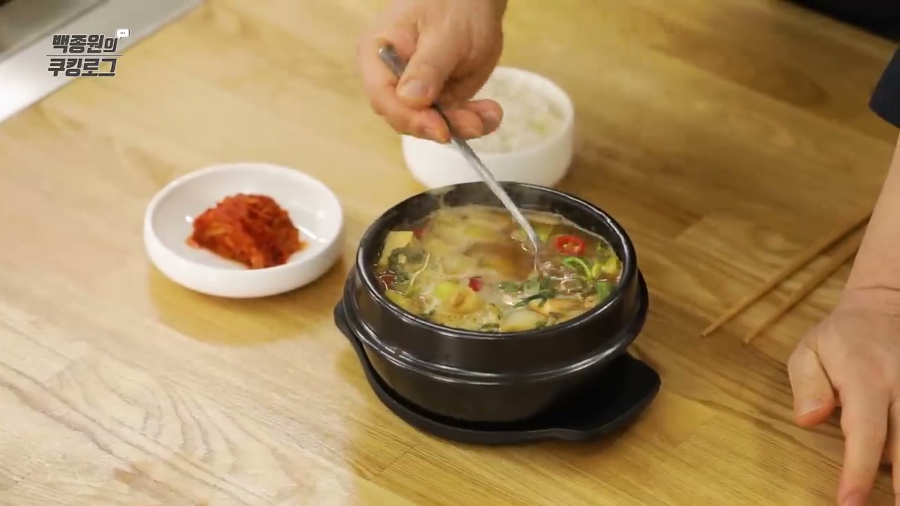 뚝배기에 담은 완성된 된장찌개와 밥, 김치