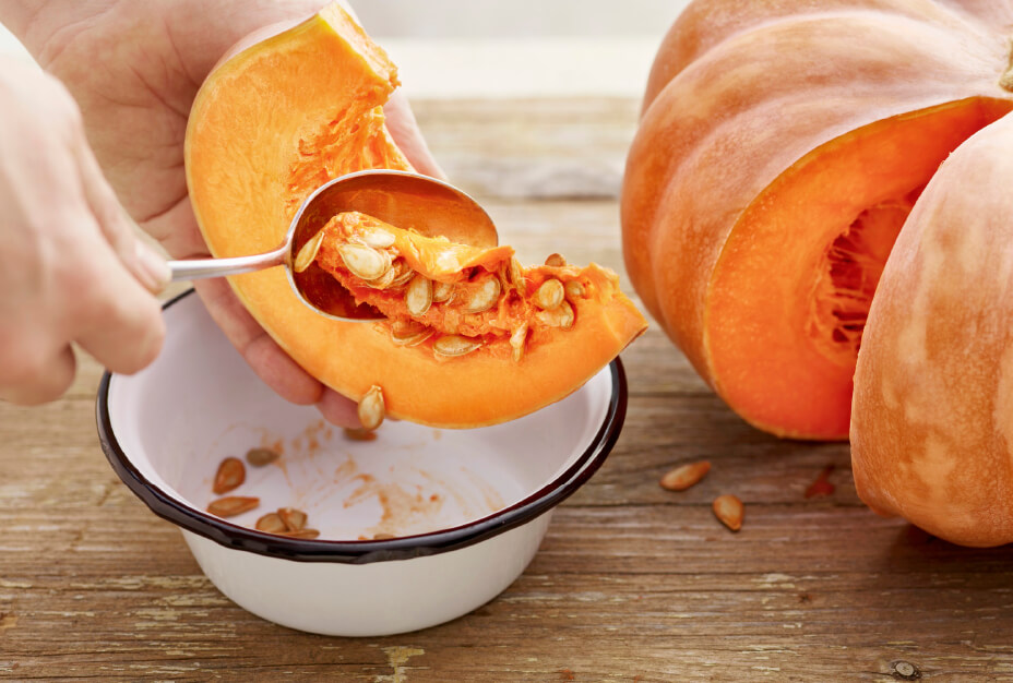 늙은호박-보관법-숟가락으로-속을-제거
