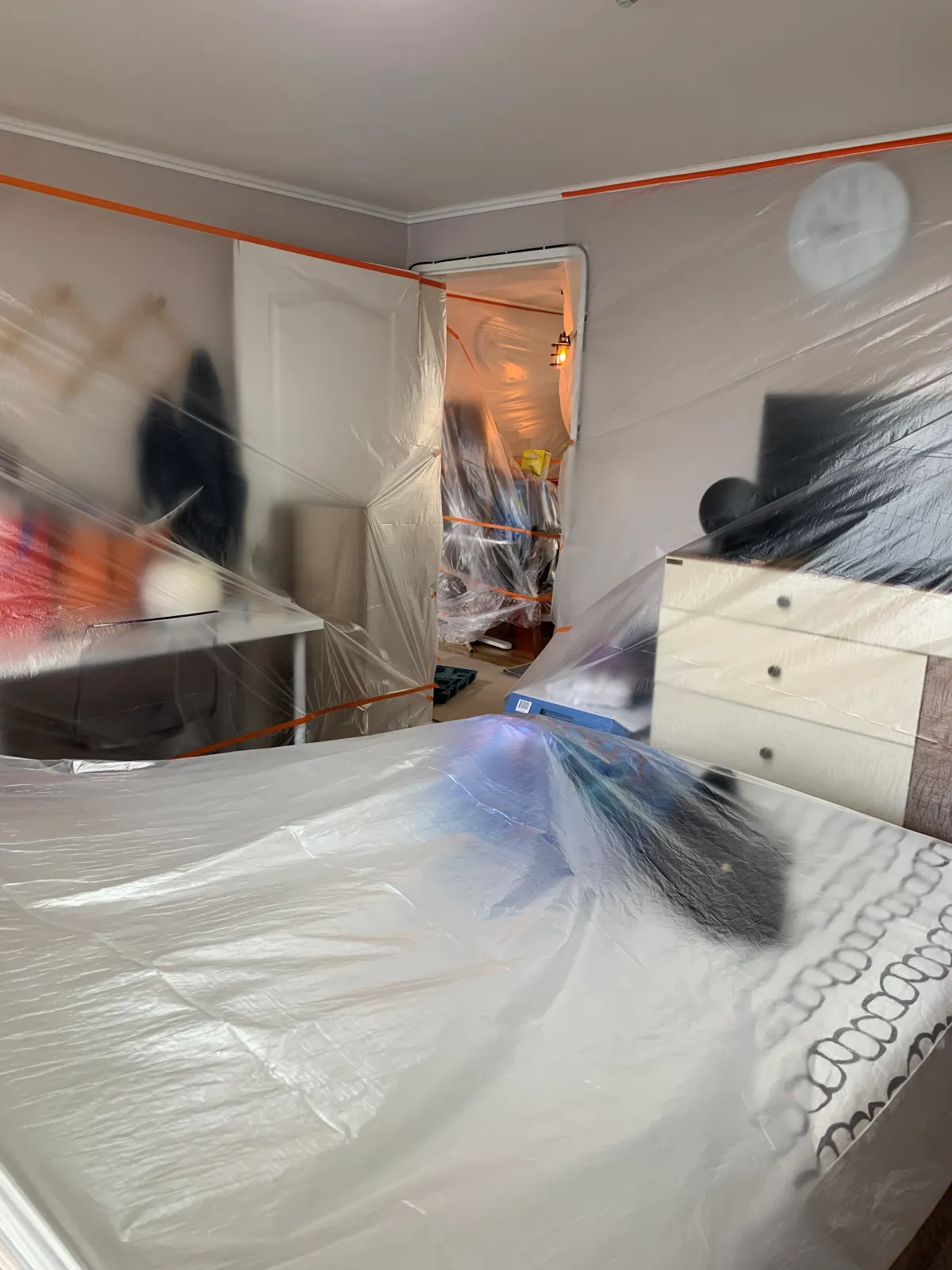 비닐로-덮인-침대