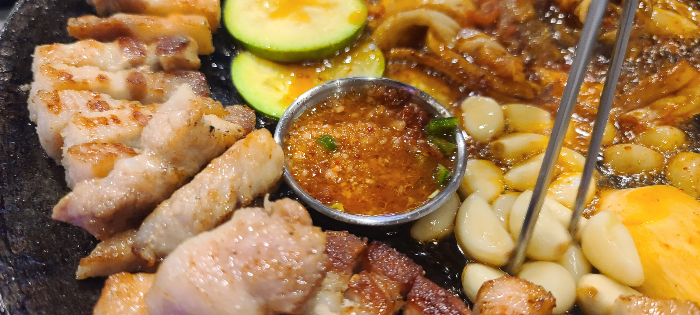 상대원동맛집 삼겹살맛집 무쇠뚝삼겹 메뉴판 생삽겹살 구이준비 삼겹살구이 직원이구워줌 삼겹살구이완성 특별한 멜젓