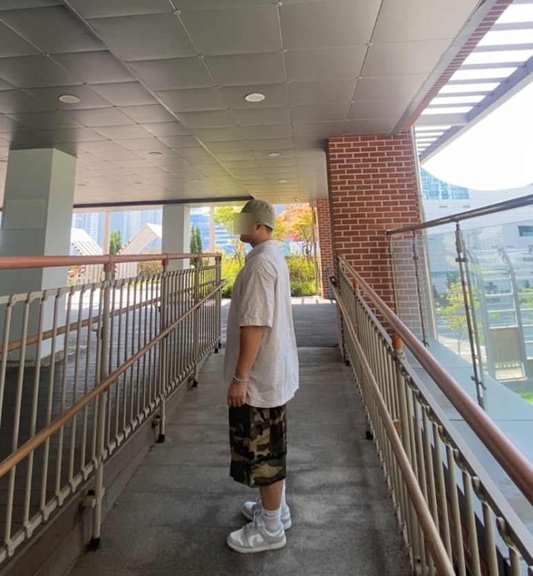 데일리룩('26. 8. 27.)로얄라이프 데님 버킷햇 벙거지, 반스 체커보드 반소매셔츠, 카고브로스 카모플라쥬 카모벌룬 버뮤다팬츠, 나이키 삭스, 나이키 덩크로우 레트로 그레이포그