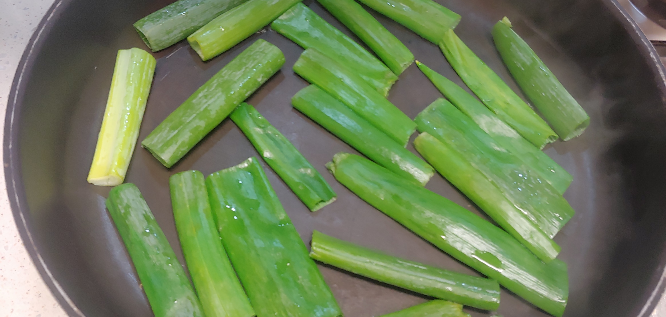 이 구운파가 이번 스키야키 레시피의 킥이라고 보시면 되겠습니다. 구운파의 향이 고기랑 섞이며 맛을 끌어올립니다.