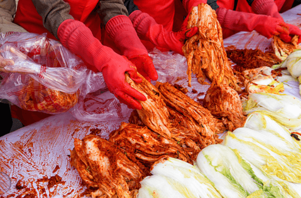 절임배추와 김장 재료, 보쌈과 겉절이 준비 풍경