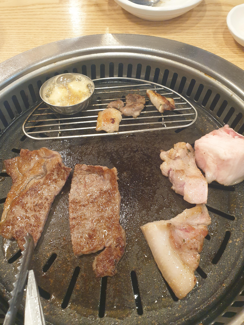 무쇠판 위에 소고기와 돼지고기 우측에 우지도 보인다.