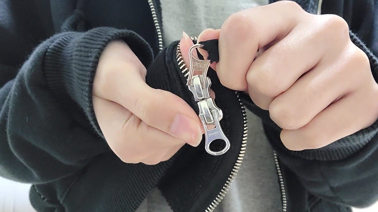 지퍼 잠그는 모습