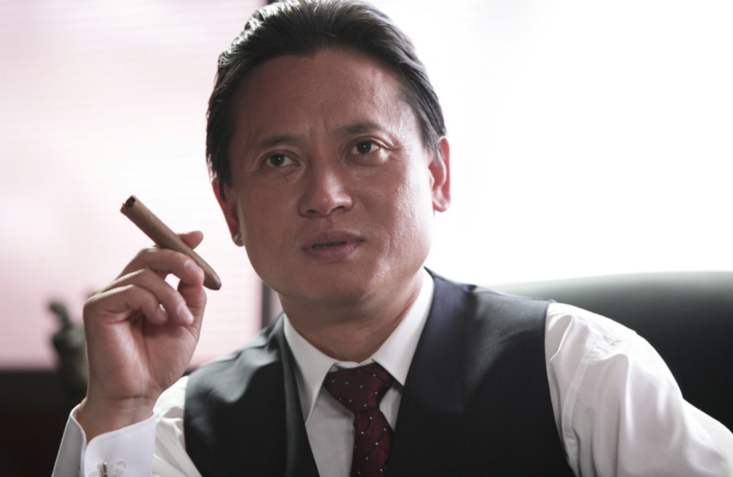 시가를 들고있는 조판수