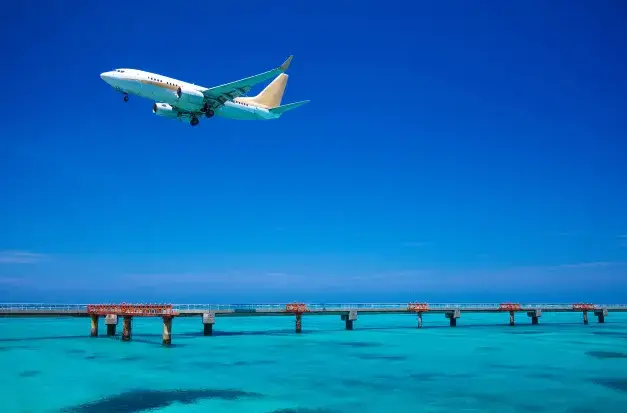 일본-오키나와-바다-항공기