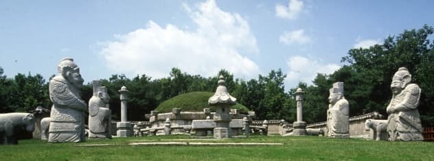 서울 조선 문정왕후 태릉 전경 &mdash; 석물과 봉분이 배치된 능역의 모습 (1983년 이전 촬영)