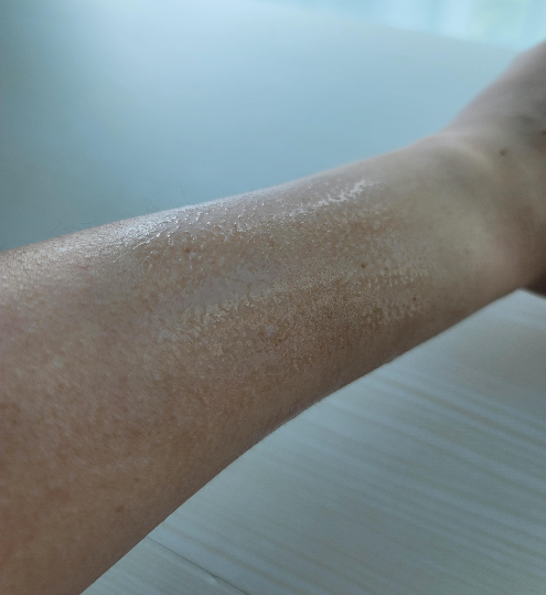 히든 스프레이 바디로션 팔에 분사한 모습