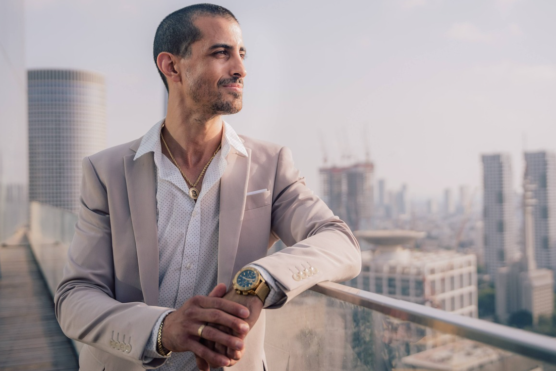 먼 곳을 응시하고 있는 남성