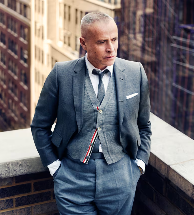 톰 브라운(Thom Browne)은 2001년 톰 브라운(Thom Browne)이 설립한 미국의 패션 브랜드로, 클래식한 남성복을 파격적이고 혁신적인 방식으로 재해석하며 주목받기 시작했습니다.