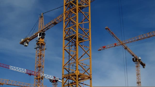 중동·아시아 대형 건설 현장의 크레인 전략