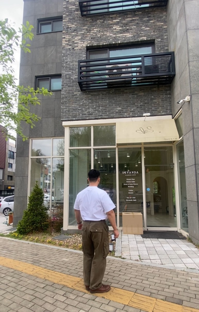 데일리룩(2024. 4. 23.)벡타르 반팔티&#44; vectar. 반팔티&#44; 벡타르 티셔츠&#44; vectar. 티셔츠&#44; vectar.&#44; 벡타르&#44; 프리즘웍스 카고 팬츠&#44; 레드윙 아이언레인저
