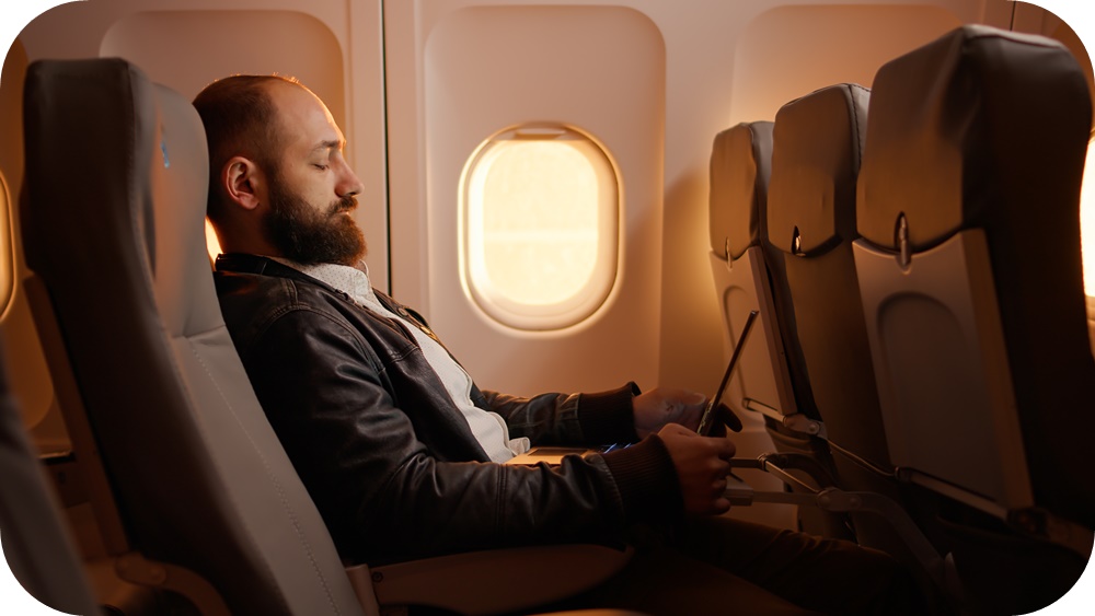 항공기-기내-중간-좌석-착석-턱수염-중년-남성-노트북-사용-중