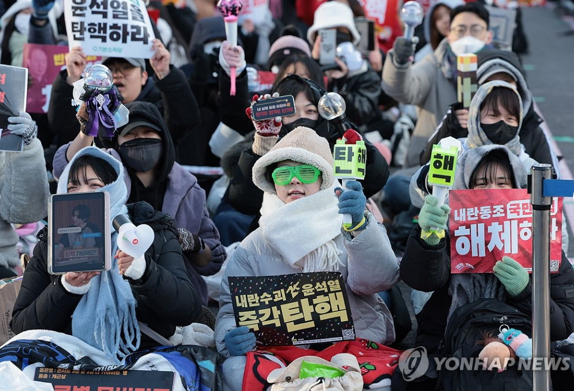 윤석열 탄핵 시위에 나타난 응원봉 시위대