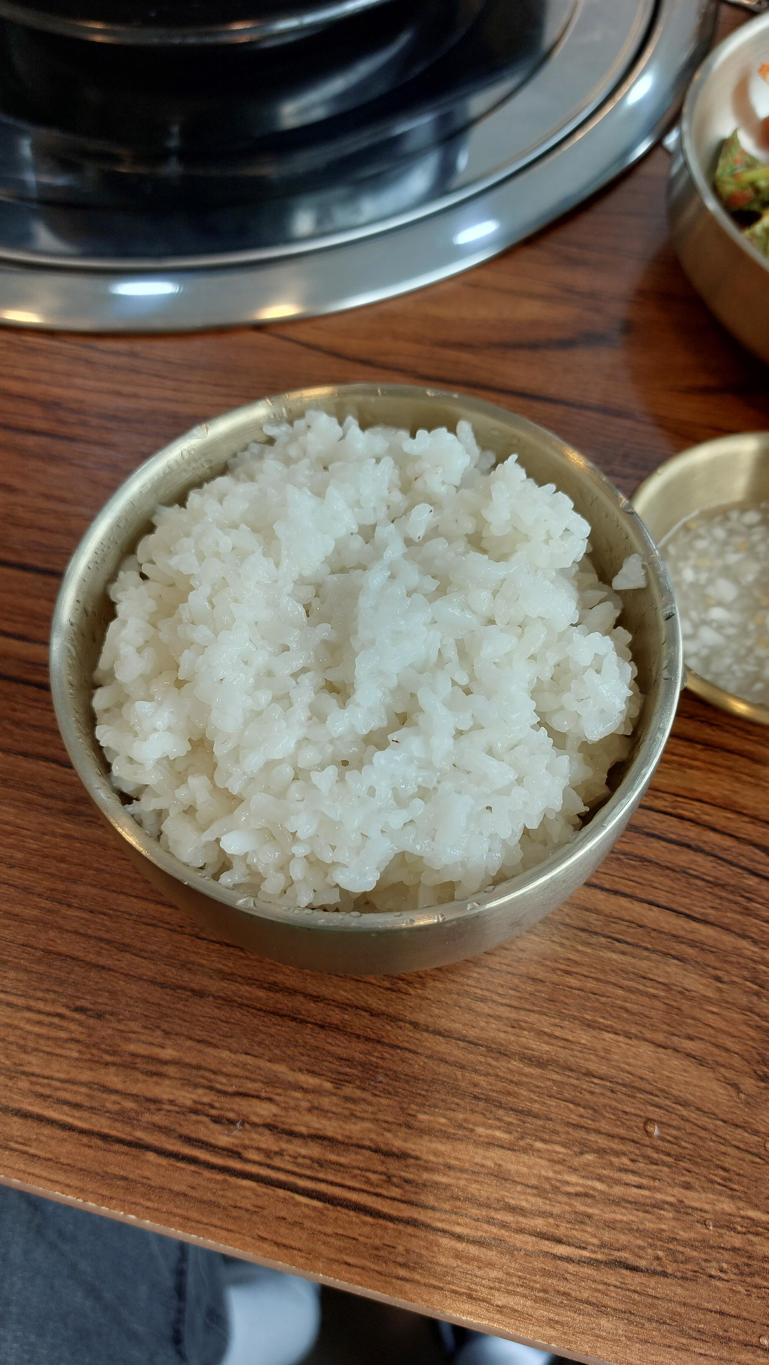 밥은 일반 흰밥입니다 공깃밥 추가는 1,000원