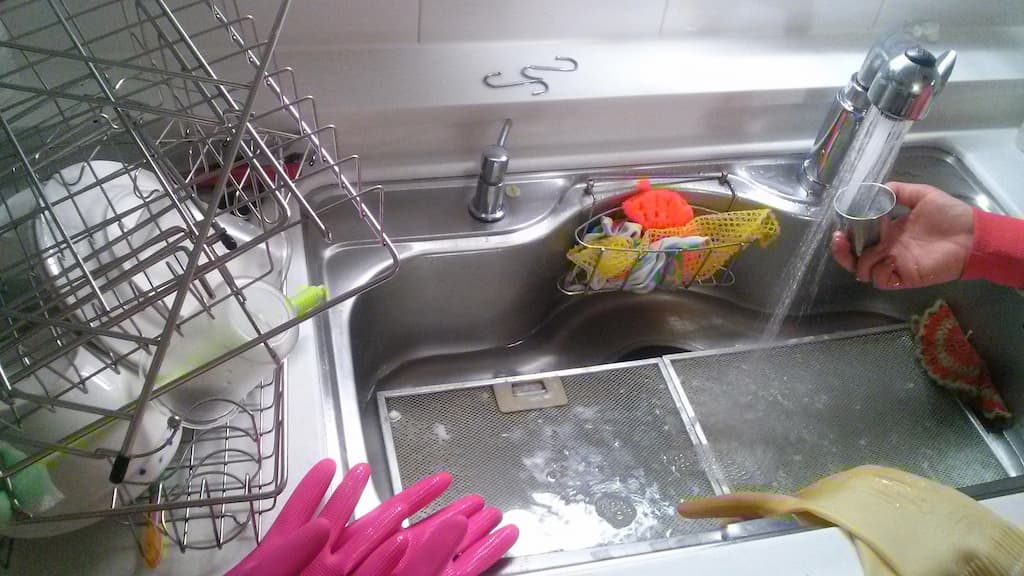 과탄산소다로 주방 후드 기름때 제거하는 모습