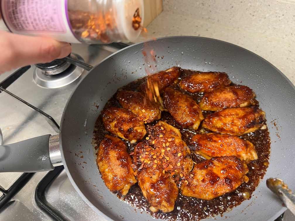 매콤한 거 좋아하면 더 뿌려주세요