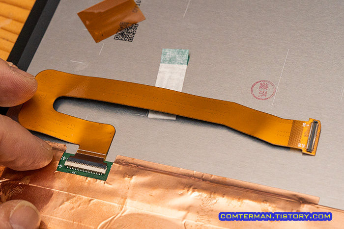 갤럭시 탭 A7 액정 필름 케이블 결합