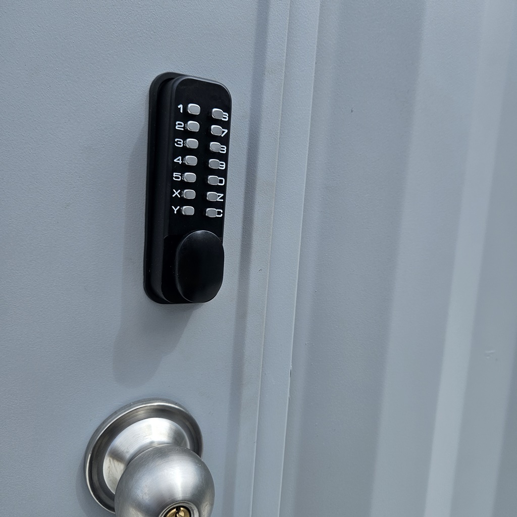 건설현장 야외 외부 옥외 실외 비가림 시설이 없는 컨테이너 사무실 출입문 방화문 비를 맞거나 습기에도 고장 나지 않고 건전지도 들어가지 않는 무 전원 방식 방수 도어락 기계식 버튼 번호키 설치