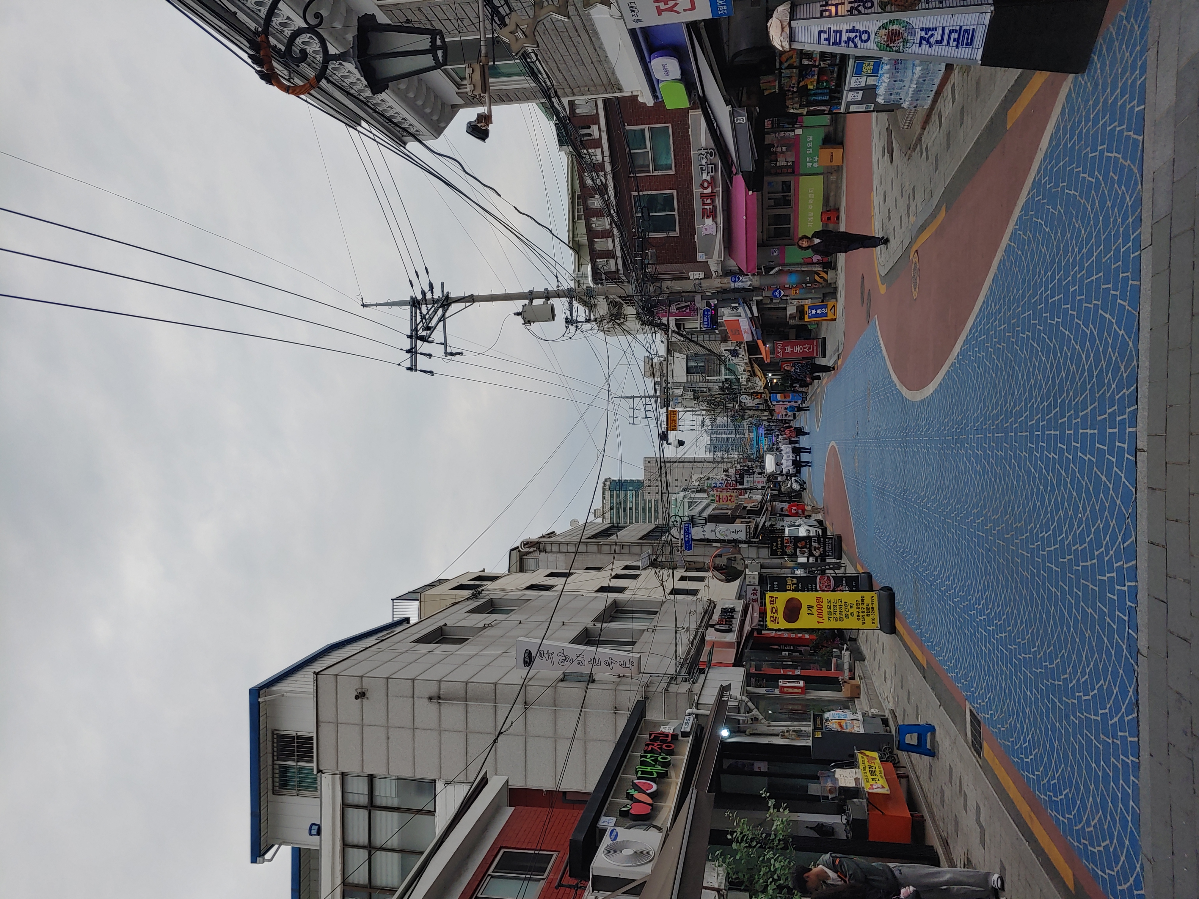 시장 입구에서 바라본 용답나들시장의 전반적인 풍경. 상가와 시장의 모습이 한눈에 들어옵니다.