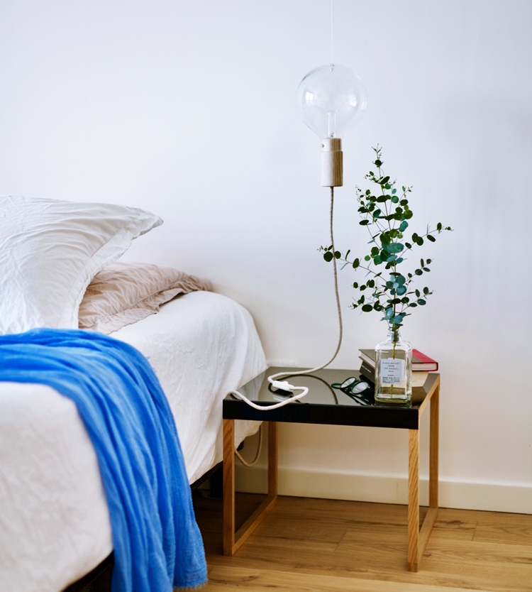 식물 근처에 조명이 켜져 있는 모습