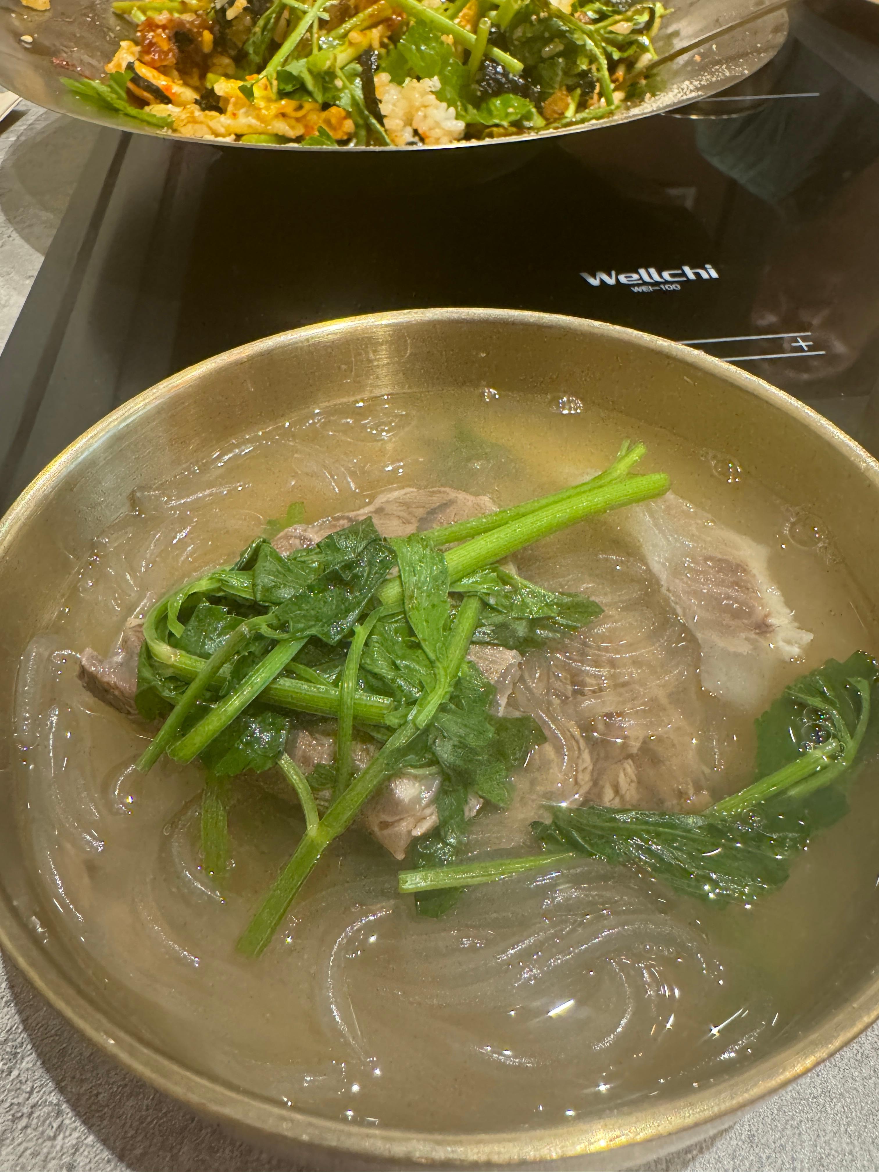 미금역 옥된장 수육전골 한 그릇&amp;#44; 미나리와 소고기&amp;#44; 당면이 맑은 국물에 담긴 모습