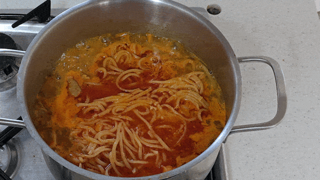 보글 보글 끓어오르는 짬뽕 면과 국물