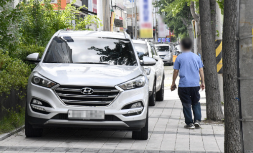 알트태그-인도 위에 불법 주차한 차량