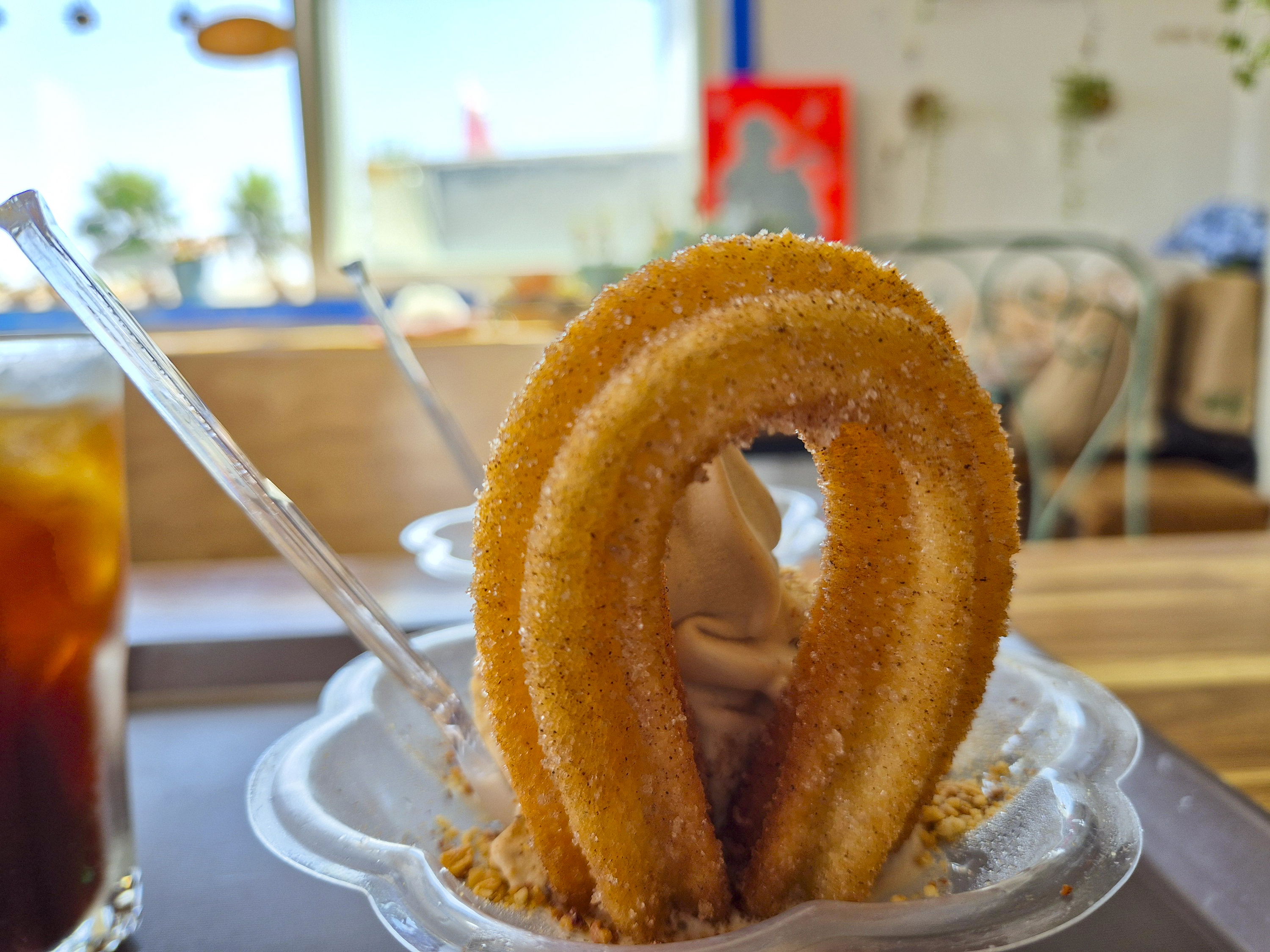 우도몬딱의 땅츄(땅콩 아이스크림 + 츄러스) 모습