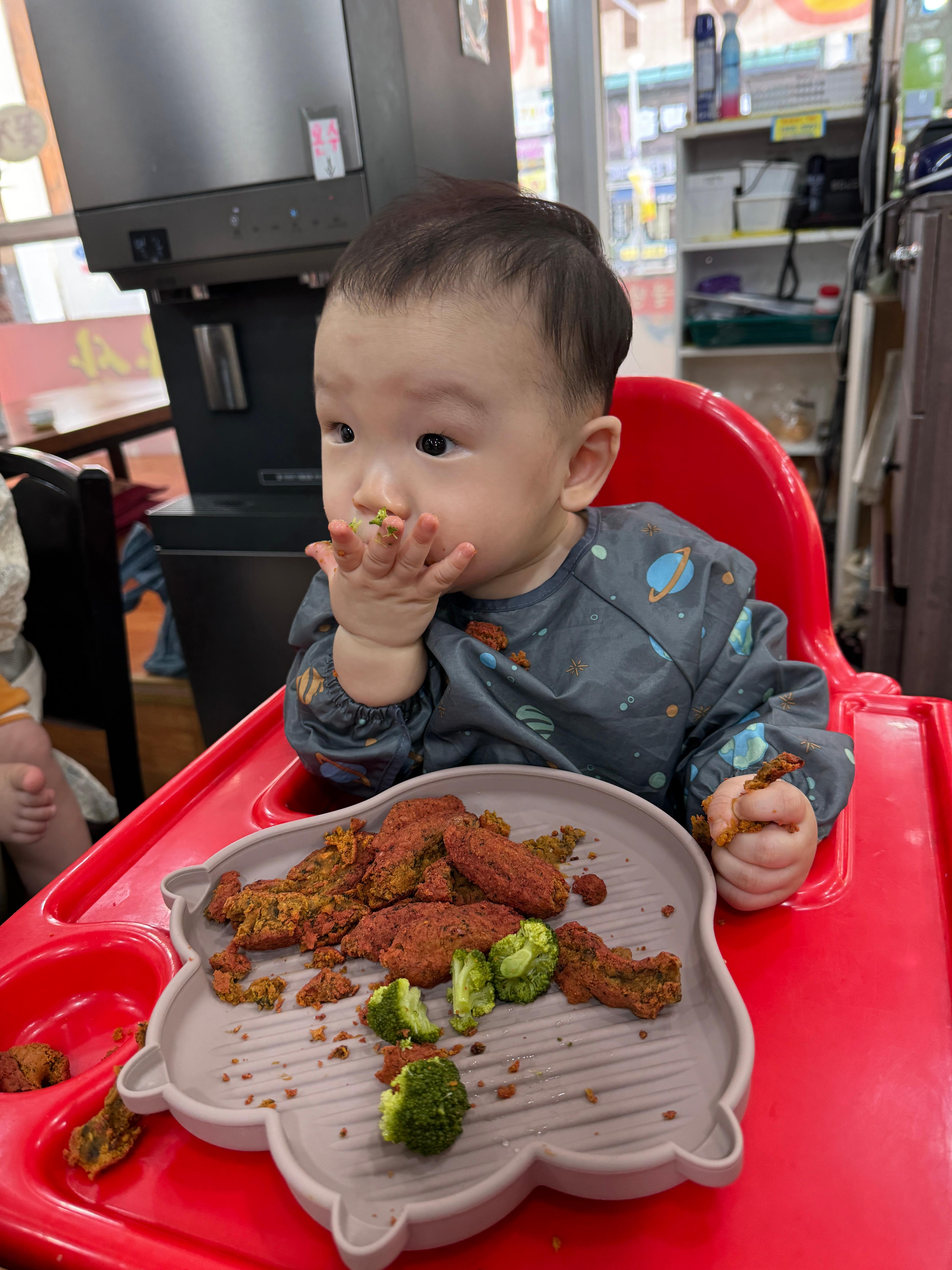 비트병아리콩스틱과 찐브로콜리를 맛있게 먹고 있는 10개월 아기