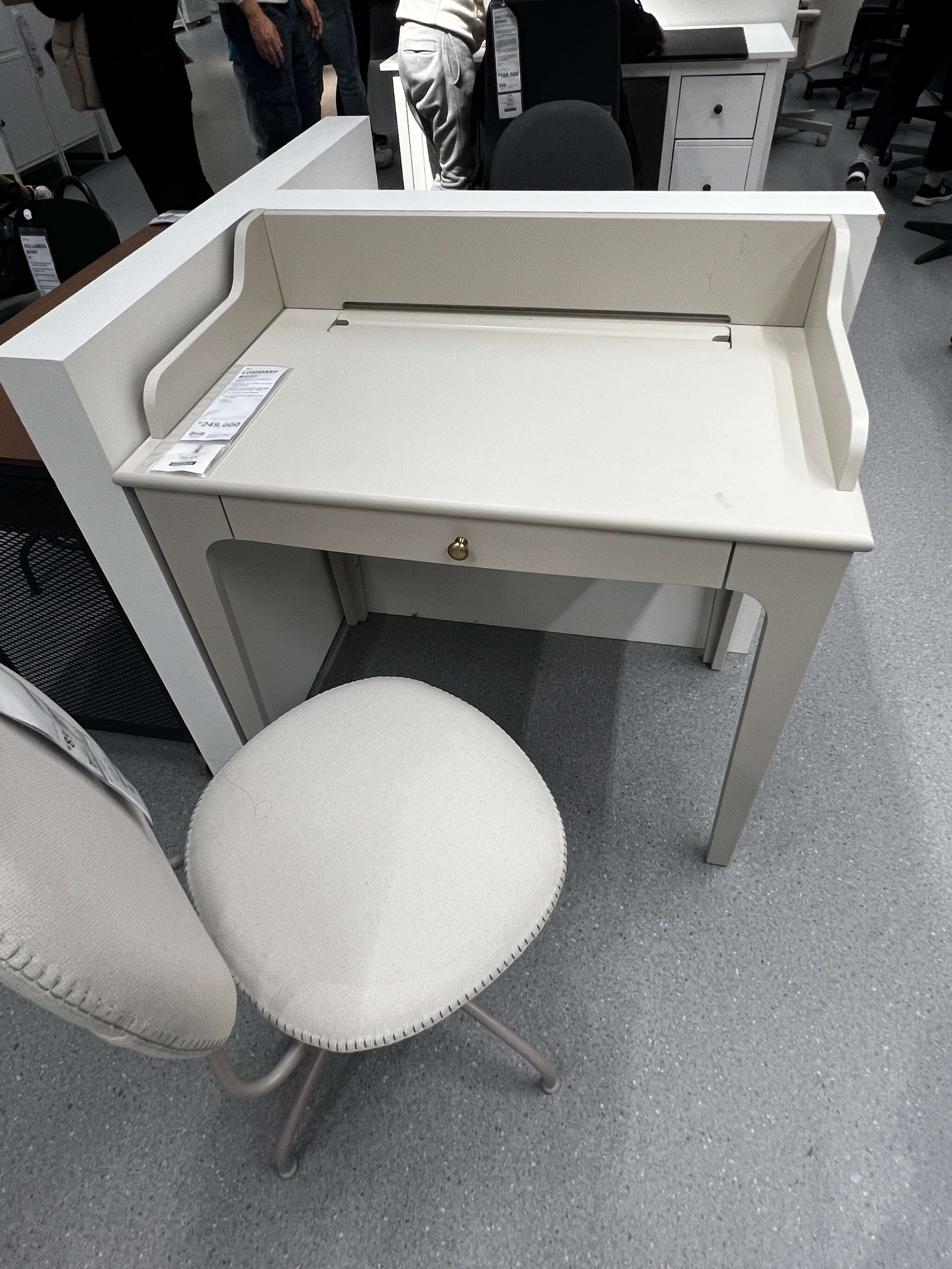 작은 책상과 침대 협탁