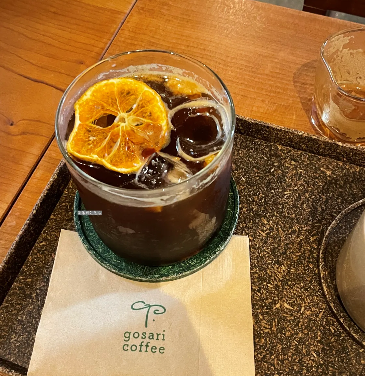 제주-비오는날-조용하고-통창-숲-뷰가-예쁜-구좌-고사리커피-감성카페