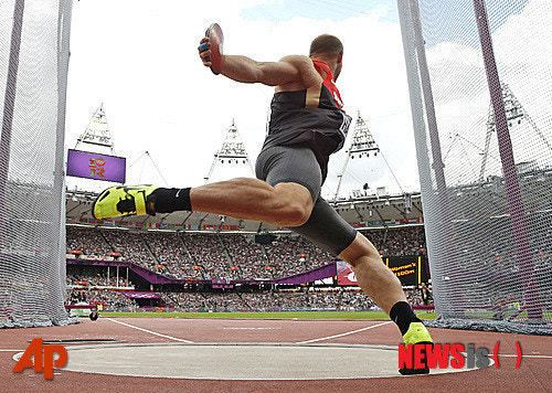 원반 던지기 시합중 사진 첨부