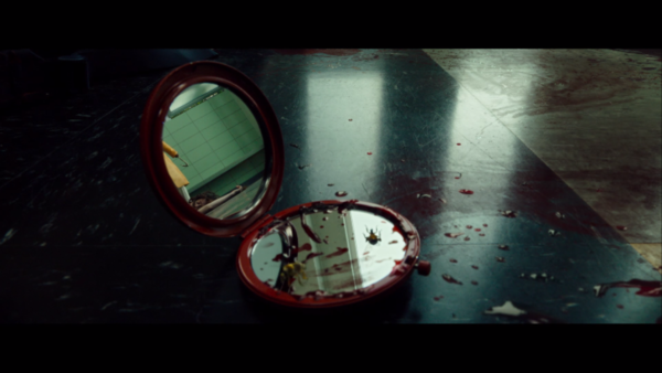 거울 속에 비친 캔디맨의 모습