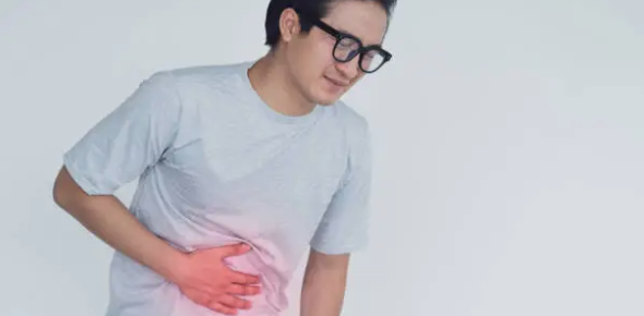 냉방 배탈로 아파하는 남성