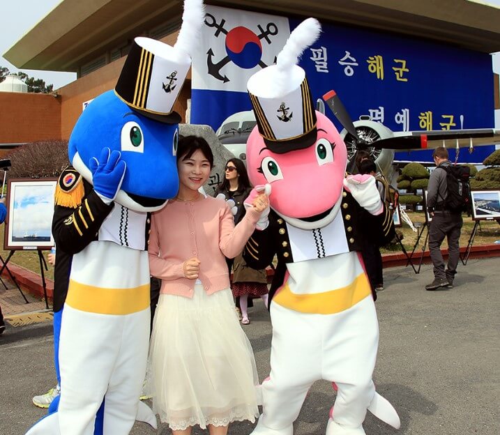 진해군항제, 페스티벌 및 주차안내를 정리했습니다. 축제가 생각보다 매우 큰 행사이고 프로그램도 아주 많아요~ 지금 벚꽃이 필 무렵 진해군항제 행사를 하니 더욱 빛을 바랍니다. 주차장과 대중교통 셔틀버스까지 정리했으니 참고하시기 바랍니다.