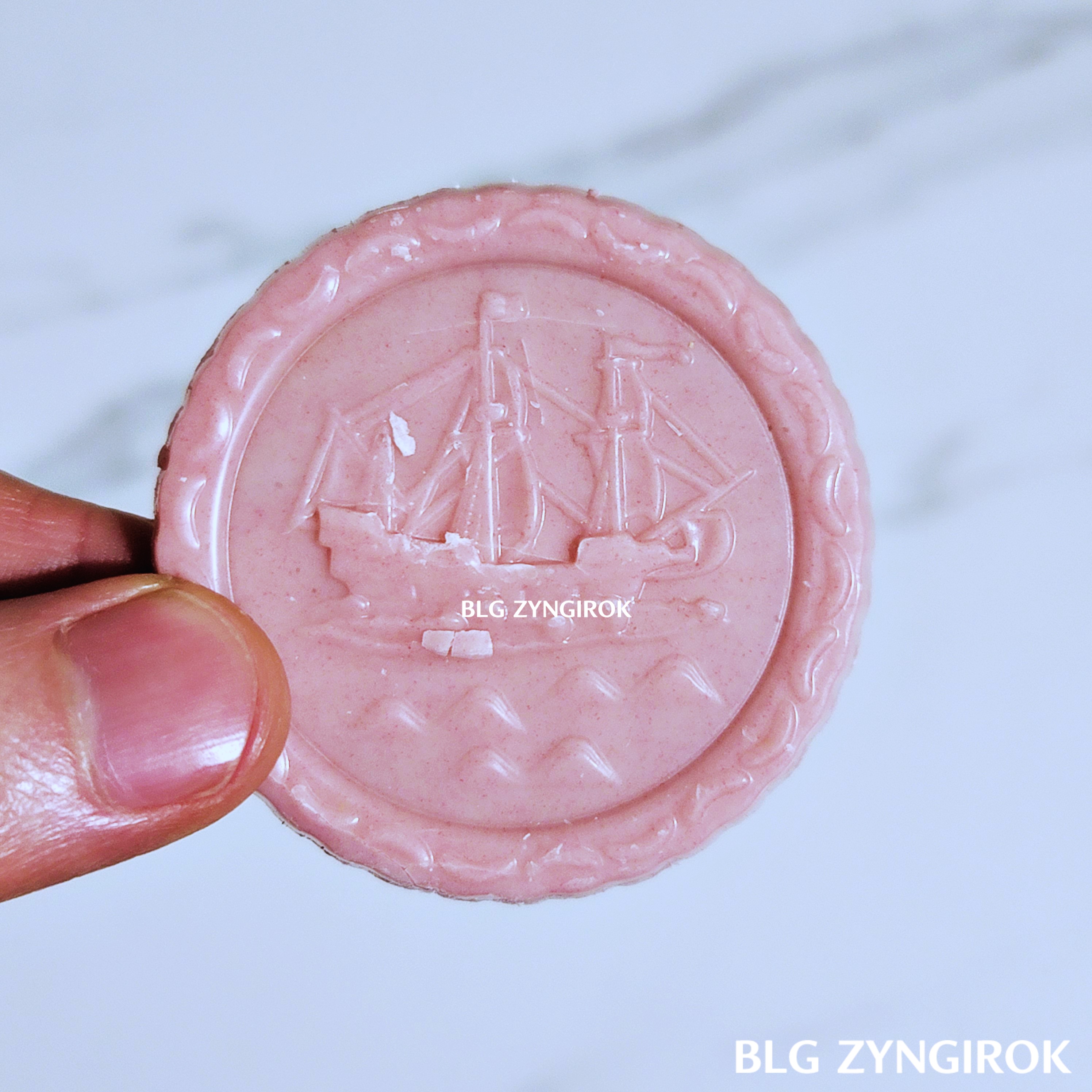 빈츠 프로마쥬를 들고있다.