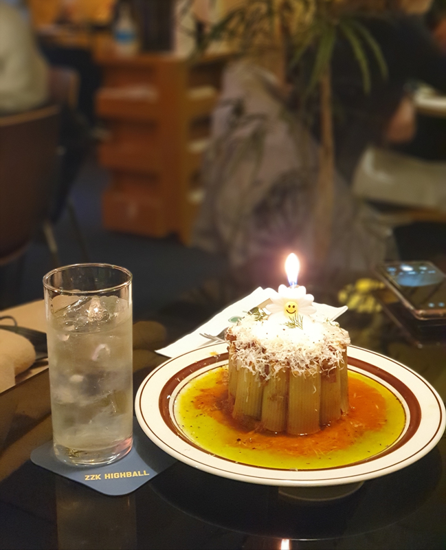 촛불을-켠-라구-파스타-케이크