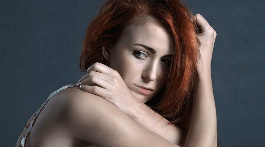 여성이 앉아서 우울해 하고 있다