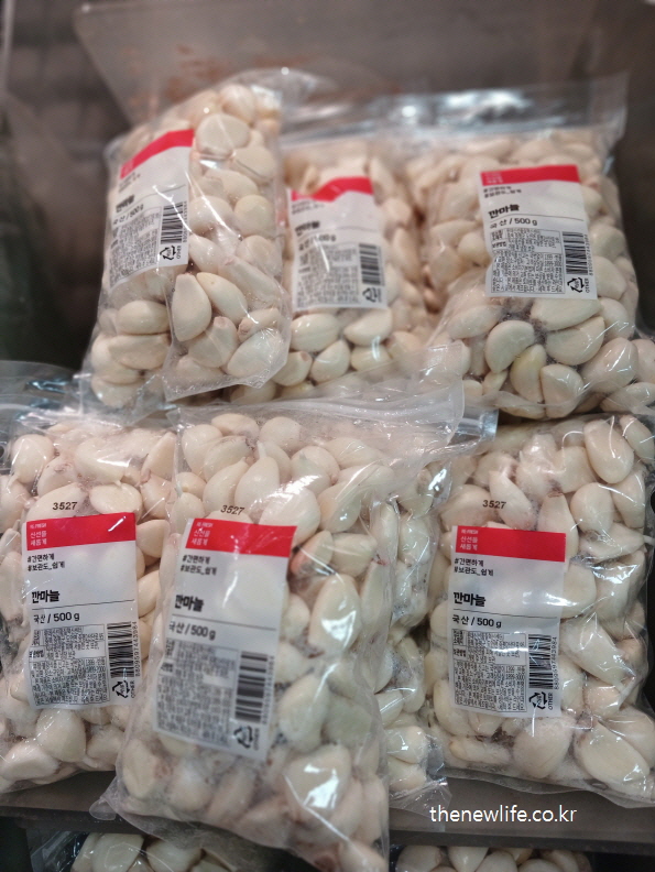 마트에서 판매 중인 깐 생마늘 – 일상 속에서 가장 쉽게 만나는 생마늘의 실제 모습