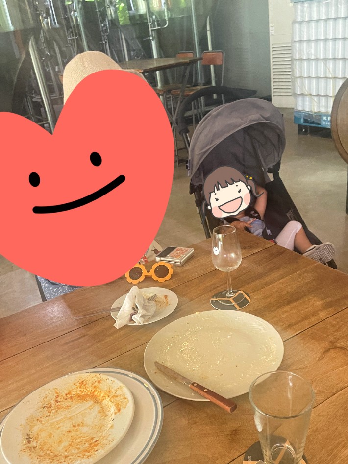 테이블에 앉은 아이와 엄마