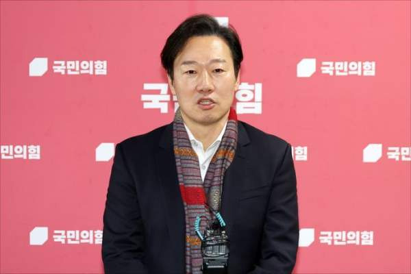 국회 기자회견장에서 서울시장 출마 선언문을 낭독하는 박수민 국회의원