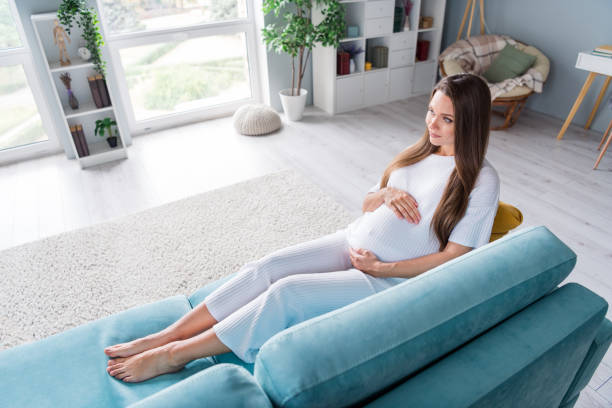 검은 그림자 속에서 아기를 낳는 꿈