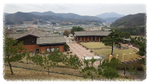 소설 <메밀꽃 필 무렵>의 배경지로 유명한 이곳은 작가 이효석문화마을