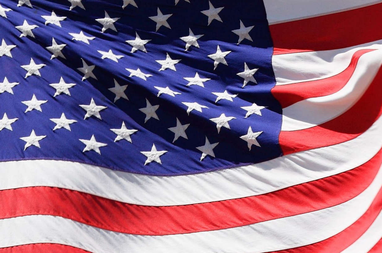 바람에 흩날리는 미국 국기