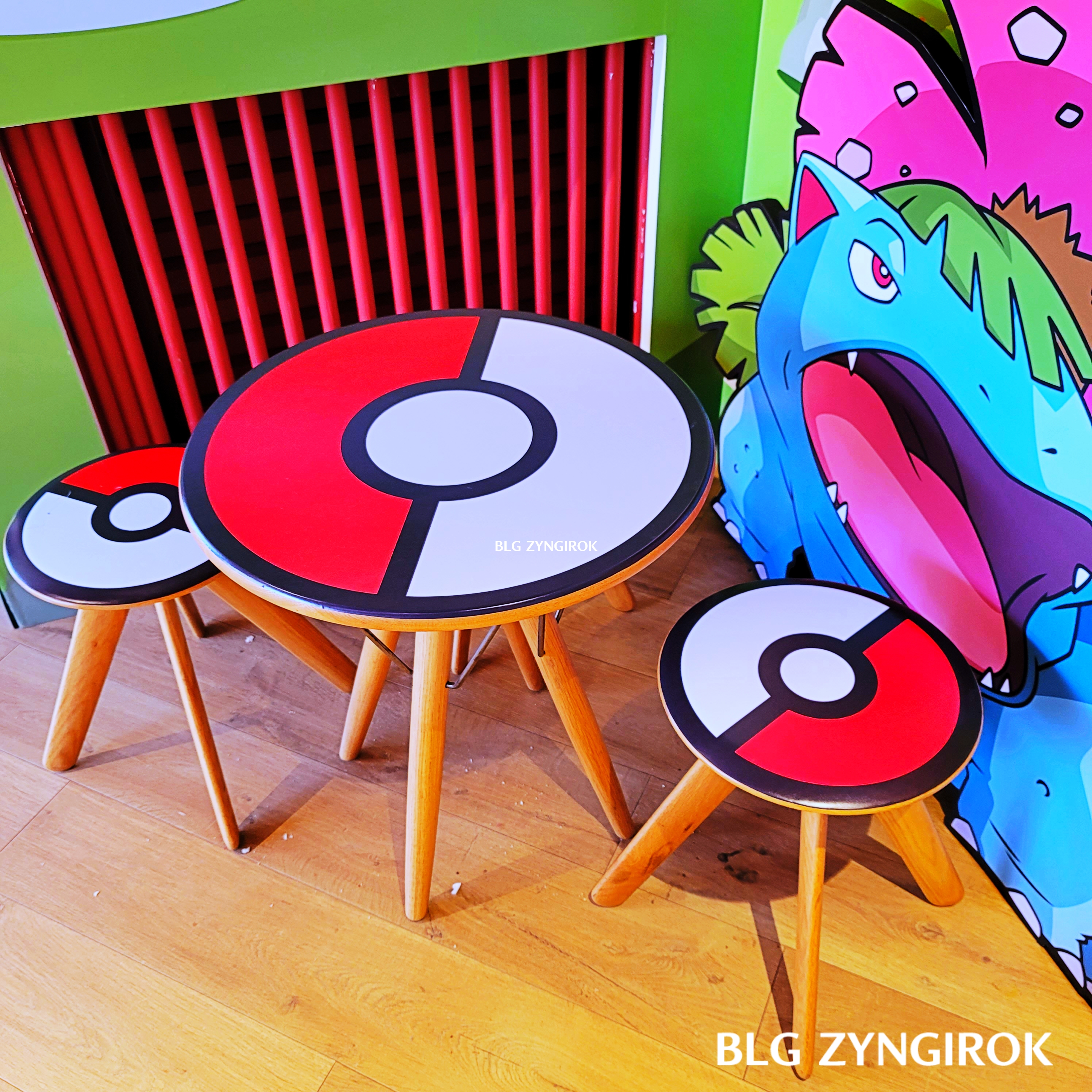 한남-베스킨라빈스-hive-몬스터볼-모양의-테이블과-의자들이다.