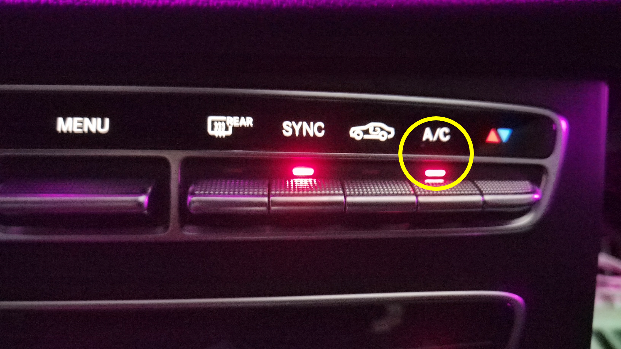 A/C 버튼이 점등된 벤츠 E-Class 패널