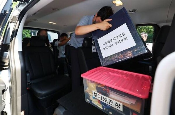 송파구 선관위 압수수색, 무슨 일 있었나?｜투표용지 부족 사태 수사 본격화

6&middot;3 지방선거 당시 서울 송파구 일대에서 발생한 투표용지 부족 사태와 관련해 경찰이 송파구 선거관리위원회에 대한 압수수색에 나섰습니다.

이번 압수수색은 단순한 자료 제출 요청이 아닌 강제수사라는 점에서 더욱 주목받고 있는데요. 경찰은 국민의 참정권 침해 여부와 투표용지 부족 사태의 정확한 원인을 규명하는 데 수사력을 집중하고 있습니다.

오늘은 송파구 선관위 압수수색 배경과 주요 쟁점, 향후 수사 전망까지 자세히 알아보겠습니다.

송파구 선관위 압수수색 전격 실시

서울경찰청 광역범죄수사대는 11일 오전부터 송파구 선거관리위원회를 포함한 선관위 관련 기관에 대한 압수수색에 착수했습니다.

이번 압수수색 대상에는 다음 기관들이 포함된 것으로 알려졌습니다.

중앙선거관리위원회
서울시선거관리위원회
송파구선거관리위원회
강남&middot;서초&middot;광진&middot;동작구 선관위 등

총 7곳에 대한 동시 압수수색이 진행됐습니다.

왜 압수수색까지 진행됐나?

이번 강제수사의 출발점은 투표용지 부족 사태였습니다.

지난 6&middot;3 지방선거 본투표 당일 서울 송파구 일부 투표소에서는 투표용지가 부족해 유권자들이 장시간 대기하거나 투표를 하지 못하는 상황이 발생했습니다.

특히 송파구는 전국에서 가장 많은 부족 사례가 보고된 지역으로 파악됐습니다.

중앙선관위 자료에 따르면 송파구에서만 약 1,965장의 투표용지가 부족했던 것으로 집계됐습니다.

경찰 "참정권 침해 여부 규명"

경찰은 이번 수사의 핵심을 국민 참정권 침해 여부 확인에 두고 있습니다.

압수수색 영장에는 노태악 전 중앙선관위원장과 전&middot;현직 선관위 관계자 등 10여 명이 피의자로 적시된 것으로 전해졌습니다.

적용 혐의는 다음과 같습니다.

공직선거법 위반
직무유기
직권남용

경찰은 관련 자료를 확보해 투표용지 부족 사태가 단순 행정 착오인지, 구조적인 문제였는지 확인할 방침입니다.

송파구에서는 어떤 일이 있었나?

언론 보도에 따르면 송파구 일부 투표소에서는 이미 오전부터 투표용지 부족 가능성이 제기됐던 것으로 나타났습니다.

그러나 중앙선관위가 실제 상황을 인지한 시점은 오후 4시 이후였고, 이후 대응 과정에서도 혼선이 이어졌습니다.

특히 가장 문제가 됐던 잠실 지역 일부 투표소에서는 투표 마감 시간이 임박해서야 추가 용지가 도착한 것으로 알려졌습니다.

압수수색 대상은 무엇?

경찰은 이번 압수수색을 통해 다음 자료를 확보할 것으로 보입니다.

투표용지 인쇄 관련 문서
내부 보고 체계 자료
선관위 직원 간 업무 대화 내역
투표소 운영 관련 전산 기록
CCTV 자료 및 업무 지침

특히 투표용지 수량 산정 과정에서 고의성이나 중대한 과실이 있었는지가 주요 수사 대상이 될 전망입니다.

향후 수사 전망은?

대검찰청은 이미 검&middot;경 합동수사본부를 구성해 관련 사건 수사에 착수한 상태입니다.

향후 수사는 다음 방향으로 진행될 가능성이 높습니다.

선관위 관계자 소환 조사
인쇄업체 관계자 조사
보고 체계 분석
참정권 침해 규모 확인
직무유기 여부 판단

수사 결과에 따라 관련자들에 대한 형사 책임 여부도 결정될 것으로 보입니다.

선거 신뢰 회복이 과제로

이번 송파구 선관위 압수수색은 단순한 행정 조사 차원을 넘어 선거의 공정성과 국민 신뢰 회복이라는 중요한 과제를 안고 있습니다.

선거는 민주주의의 핵심 절차인 만큼, 단 한 명의 유권자라도 투표권 행사에 제약을 받았다면 철저한 진상 규명이 필요하다는 목소리가 커지고 있습니다.

반면 수사 결과가 나오기 전까지는 추측이나 과도한 해석보다는 객관적인 사실 확인이 중요하다는 지적도 나오고 있습니다.

마무리

송파구 선관위 압수수색은 6&middot;3 지방선거 당시 발생한 투표용지 부족 사태의 진실을 밝히기 위한 첫 강제수사라는 점에서 의미가 큽니다.

현재까지 확인된 사실은 경찰이 중앙선관위와 송파구 선관위를 포함한 7곳을 압수수색했고, 국민 참정권 침해 여부를 중점적으로 조사하고 있다는 점입니다.

앞으로 검&middot;경 합동수사본부가 어떤 결론을 내릴지, 그리고 선관위가 어떤 재발 방지 대책을 내놓을지 관심이 집중되고 있습니다.

SEO 키워드

송파구 선관위 압수수색, 송파 선관위 압수수색, 선관위 압수수색, 투표용지 부족 사태, 지방선거 논란, 송파구 투표용지 부족, 중앙선관위 수사, 검경 합동수사본부, 참정권 침해, 선거관리위원회