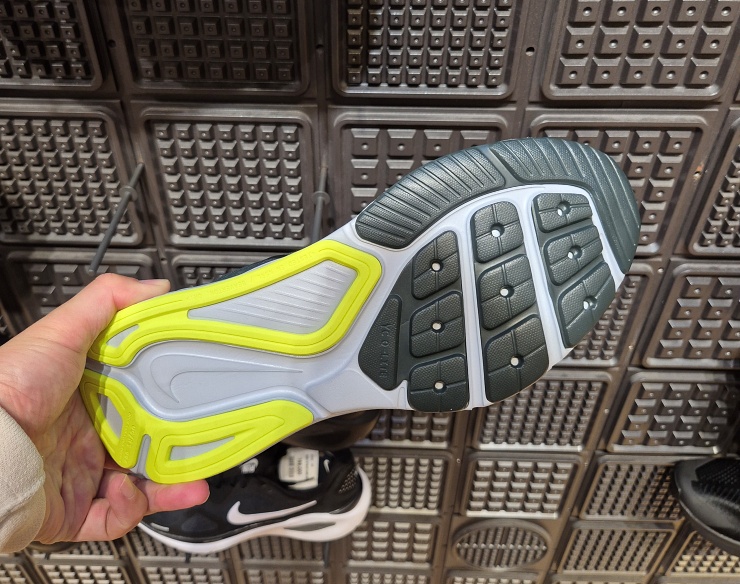 발목 꺾임 방지 나이키 스트럭쳐 26